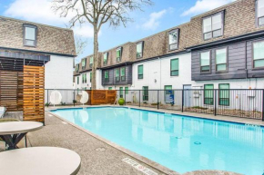 Lovely 2 Bedroom + Den Apartment at Medical Center - Sleeps 8